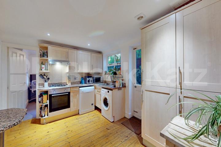 Spacious garden flat on bordering Clapham and Brixton. Ashmere Grove, Clapham / Brixton